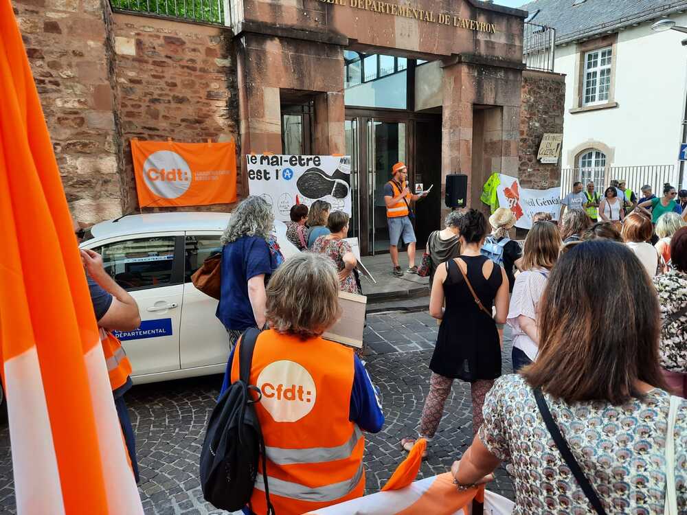 Mobilisation des agents du Département de l'Aveyron à Rodez le 17 juin 2022 - CFDT