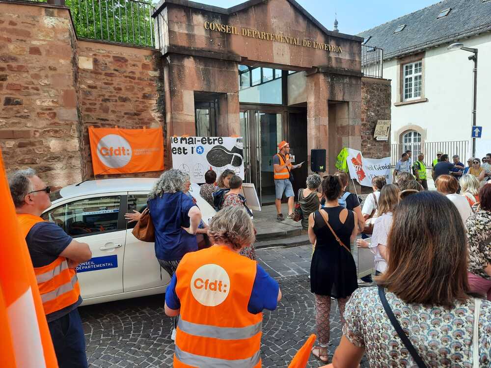 Mobilisation des agents du Département de l'Aveyron à Rodez le 17 juin 2022 - CFDT